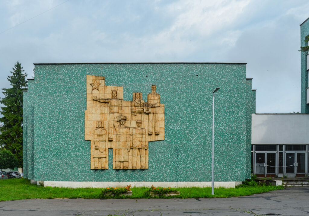 Mikuláš Szigeti: Keramický reliéf, fasáda budovy Detskej polikliniky v Spišskej Novej Vsi, 1970